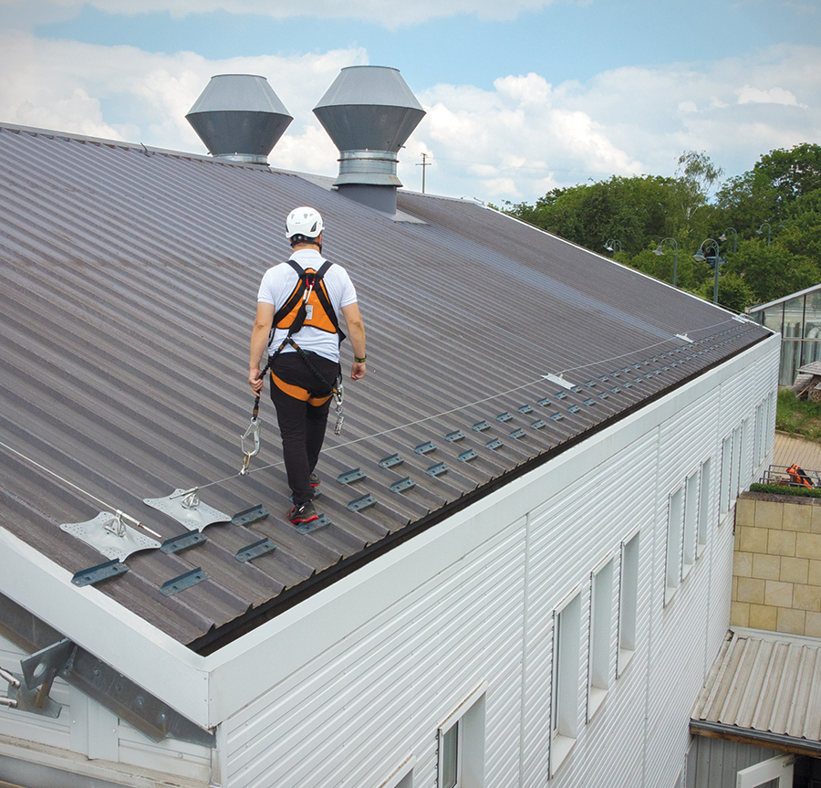 Trade an on roof with rope safety equipment